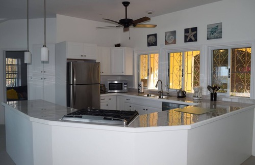 Nazareth House | Beautiful views, walk to Secret Harbour Beach