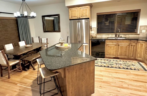 Gorgosa House | BEAUTIFUL VIEWS! Your Mountain Chic Oasis awaits - perfect location