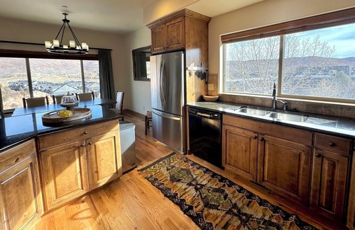 Gorgosa House | BEAUTIFUL VIEWS! Your Mountain Chic Oasis awaits - perfect location