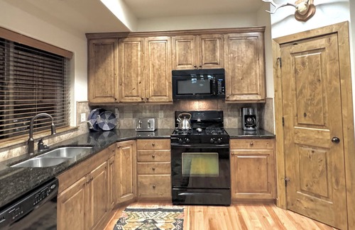 Gorgosa House | BEAUTIFUL VIEWS! Your Mountain Chic Oasis awaits - perfect location