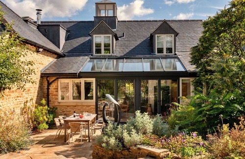 Kingham House | Beautiful villa for 6 people with WIFI, pool and pets allowed