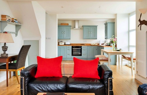 Monmouth House | Beautiful villa for 4 guests with WIFI, pets allowed and parking