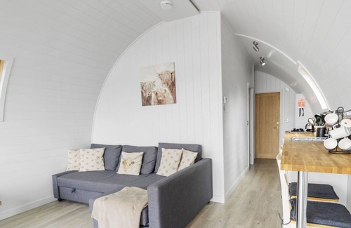 Hertford House | Beautiful villa for 6 guests with hot tub, TV, terrace and pets allowed