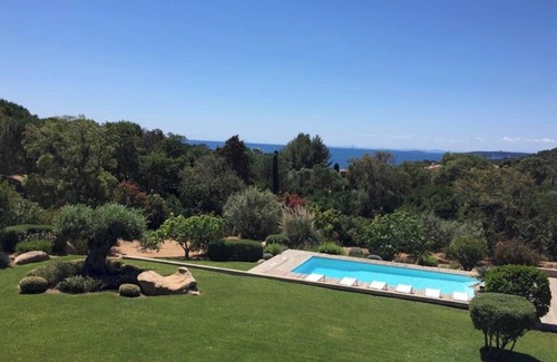 Cirendinu Villa | Beautiful villa in a private estate with walking access to the beach, 4 bedrooms, swimming pool.