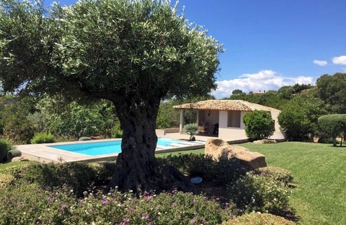 Cirendinu Villa | Beautiful villa in a private estate with walking access to the beach, 4 bedrooms, swimming pool.