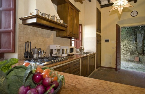 Capannori Villa | Beautiful villa with WIFI, private pool, hot tub, A/C, TV, patio and panoramic view, close to L.