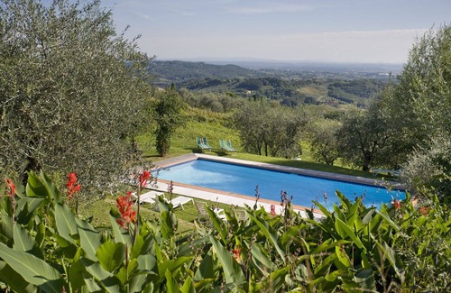Capannori Villa | Beautiful villa with WIFI, private pool, hot tub, A/C, TV, patio and panoramic view, close to L.
