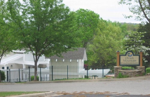 Kimberling City Condo | Beautiful walk-in condo in a peaceful lake setting.