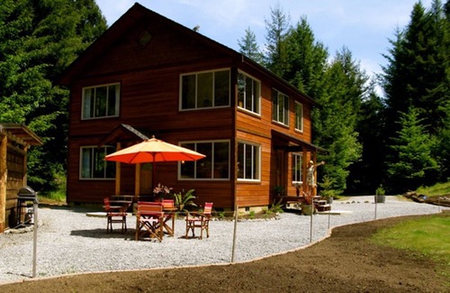 Butte House | Beautiful, Warm & Welcoming-Redwoods, River, Beaches-includes Hot tub