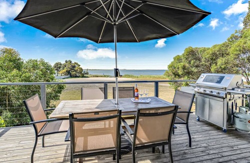 Nangkita House | Beautiful Waterfront Home on Hindmarsh Island