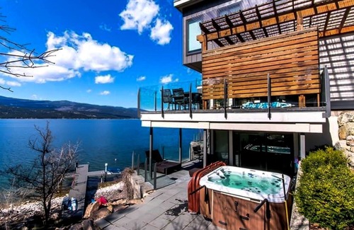 Vernon House | Beautiful Waterfront Executive House