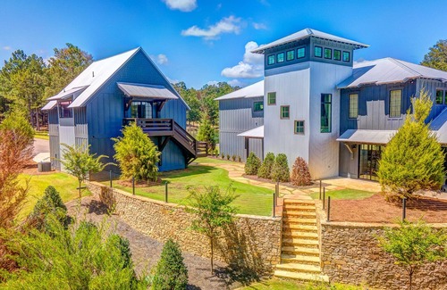 Eclectic Apartment | Beautiful waterfront lake guest house with guest boat docking area