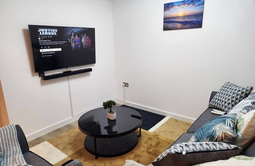 Trafford House | Beautifully Fab 3 bedroom 4 beds New home 8 guests Stretford Trafford