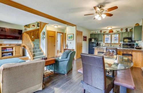 Davis Condo | Beautifully redecorated condo offers lots of amenities. Hummingbird Corner!