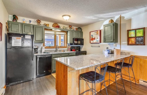 Davis Condo | Beautifully redecorated condo offers lots of amenities. Hummingbird Corner!