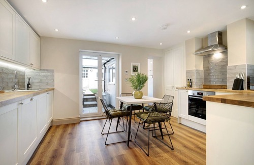 Wivenhoe Cottage | Beautifully refurbished cottage in Lower Wivenhoe with games room, pet friendly!