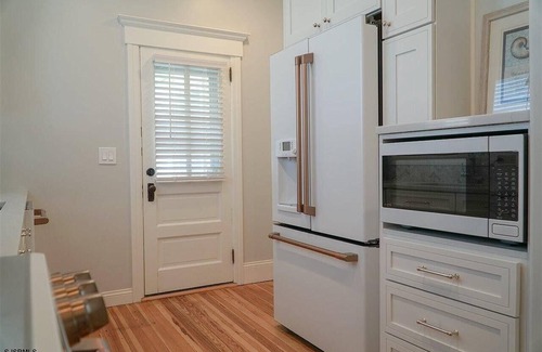 North End House | Beautifully Remodeled Single Beach House Steps from the Beach