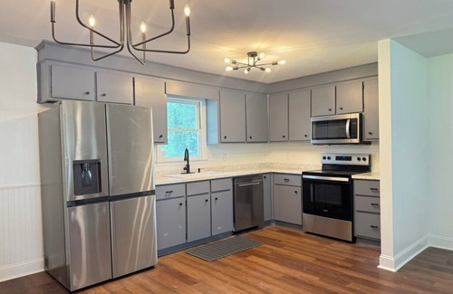 Goose Creek House | Beautifully Renovated Stylish 3 bdrm