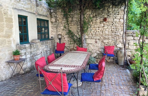 Venasque House | Beautifully renovated 16th century house in stunning hilltop village in Provence