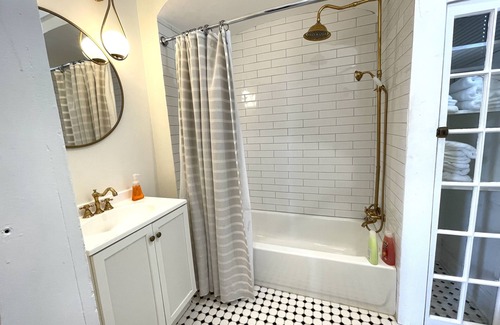 Mid-City House | Beautifully Restored Historic Gold Home 7 mins FQ!
