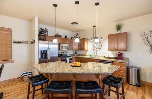 Bear Hollow Village Condo | Beautifully Updated PC condo w Pool, Hot Tub, Gym!