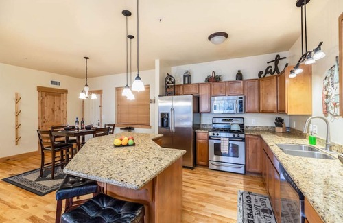 Bear Hollow Village Condo | Beautifully Updated PC condo w Pool, Hot Tub, Gym!