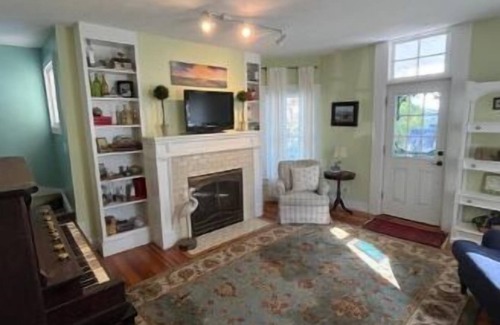 Lakeside House | Beautifully restored historic Lakeside home sleeps 12 just steps from the lake
