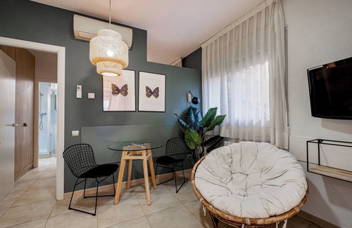 Sants-Badal Apartment | Bebarceloner Sants Estudios A4