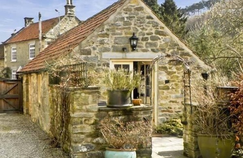 Lastingham Cottage | BECKSIDE, luxury holiday cottage, with a garden in Lastingham
