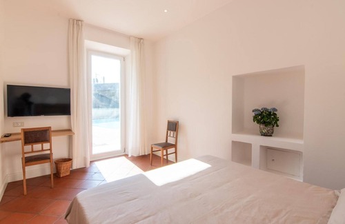 Domaso Bed & Breakfast | Bed and Breakfast 'Camera Matrimoniale Vista Lago' with Mountain View, Pool and Wi-Fi