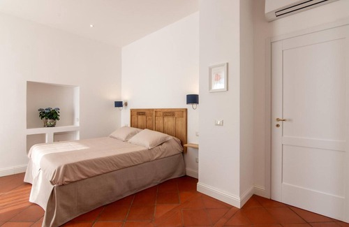 Domaso Bed & Breakfast | Bed and Breakfast 'Camera Matrimoniale Vista Lago' with Mountain View, Pool and Wi-Fi