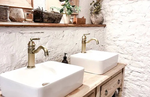 Tourtoirac Bed & Breakfast | Bed and Breakfast 'Domaine De Pragelier, Le Cottage' with Shared Pool