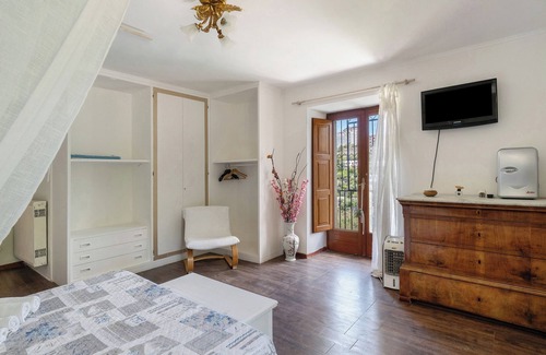 Seiano Bed & Breakfast | Bed and Breakfast 'Camera Seiano In Villa Vista Mare' with Shared Terrace and Wi-Fi