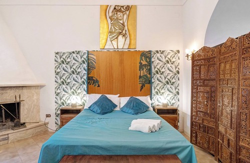 Seiano Bed & Breakfast | Bed and Breakfast 'Camera Augusto In Villa Vista Mare' with Shared Terrace, Private Garden and Wi-Fi