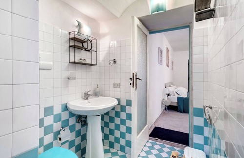 Seiano Bed & Breakfast | Bed and Breakfast 'Camera Catone In Villa Vista Mare' with Shared Terrace and Wi-Fi