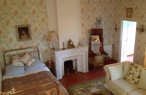 Brignoles Bed & Breakfast | Bed and Breakfast 'Junior' with Mountain View, Shared Pool and Wi-Fi