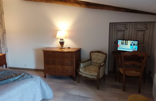 Montmoreau-Saint-Cybard House | Bed and Breakfast 'MONTIS MAURELLI' room 2