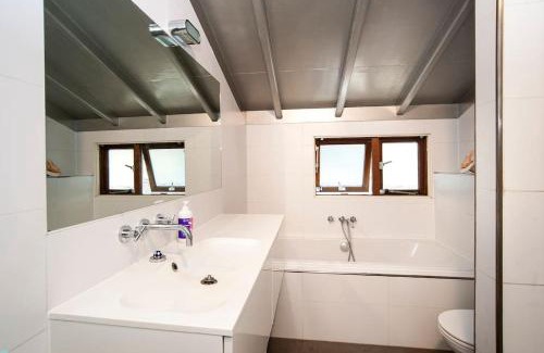 IJplein en Vogelbuurt Boat Rental | Bed and breakfast private accommodation at Amsterdam Houseboat