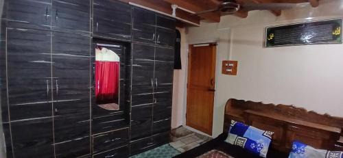 Dal Lake Bed & Breakfast | Bed And Breakfast Srinagar Lake