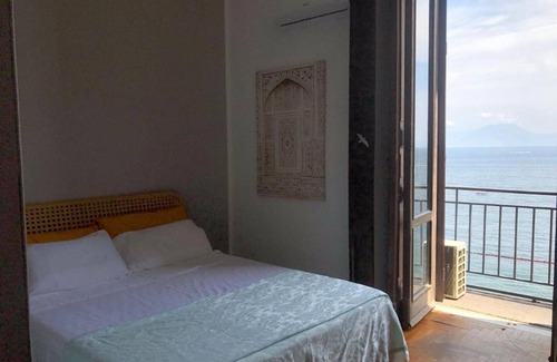 Posillipo Bed & Breakfast | Bed and Breakfast 'Vista Mare' with Sea View, Wi-Fi and Air Conditioning