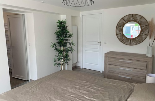 Le Mesnil-Amelot Bed & Breakfast | Bedroom with separate bathroom