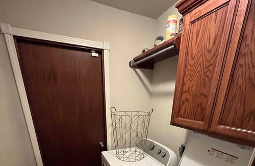 Norman House | Bedrooms Close to Campus - extra space/privacy, driveway parking, laundry, etc.