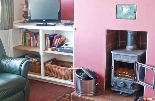 Ballindalloch Cottage | BEECH YARD COTTAGE, pet friendly, with open fire in Tomintoul