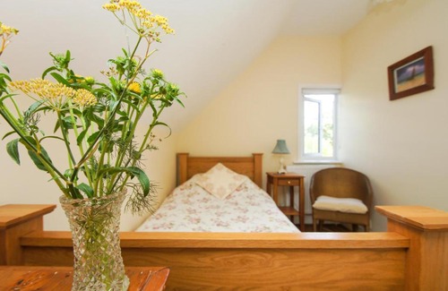Staplefield House | Beeches Cottage - Beautiful Garden - Parking