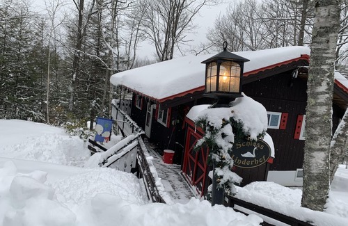 Bartlett Ski Chalet | Behind Storyland! 4 BD, 2 BATH, Wireless! Views of mountains!