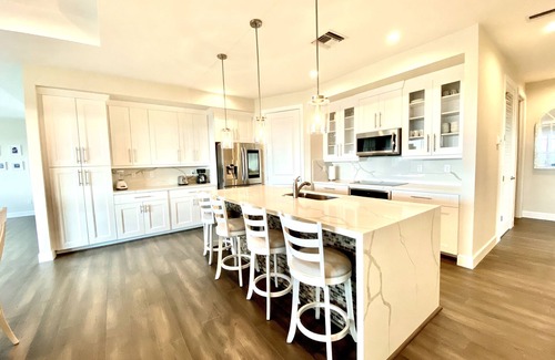 Mid Island House | Bella Bahia 2-New Heated Pool + Spa—7 min walk to beach, Great Bay Views