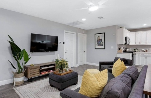 Grant Hill Villa | Bella| Heated Pool/Spa|Downtown|Freeways|Beaches