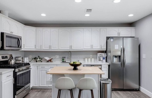 Grant Hill Villa | Bella| Heated Pool/Spa|Downtown|Freeways|Beaches