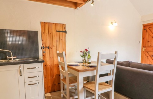 Beaworthy Cottage | BELLA'S COTTAGE, pet friendly, with hot tub in Halwill Junction