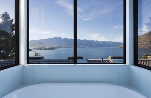 Fernhill House | Bellbrae by MajorDomo - Lake Views, Spa Pool & Private Sauna